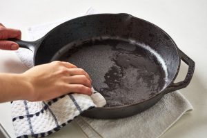 seasoning a cast iron pan